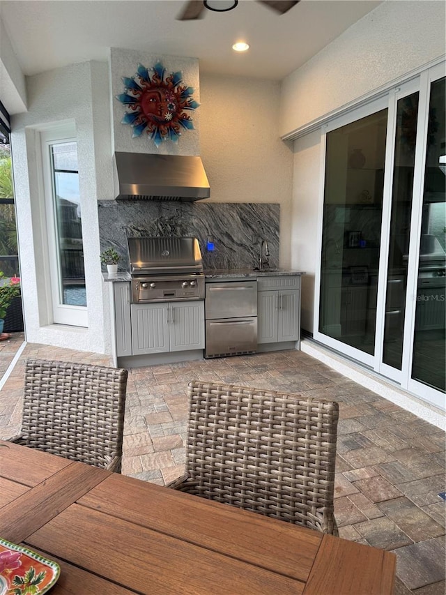 6208 Signature Pointe Ln, Bradenton, FL 34210 - view of patio / terrace with exterior kitchen, grilling area, a sink, and ceiling fan