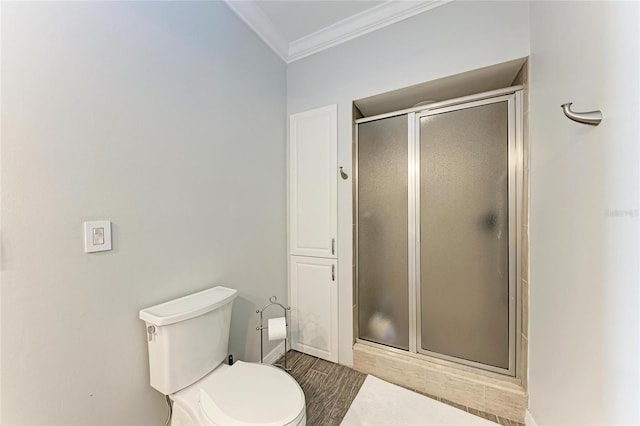 5 Barbados Rd Unit 31, Englewood, FL 34223 - bathroom featuring a shower stall, ornamental molding, toilet, and baseboards