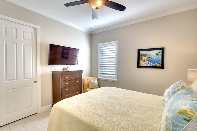 bedroom featuring baseboards, ornamental molding, and a ceiling fan