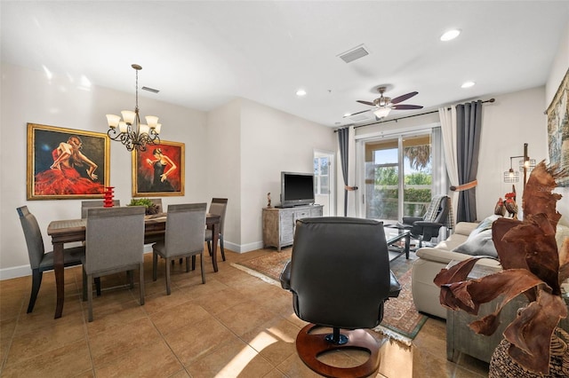 living area with visible vents, recessed lighting, and baseboards