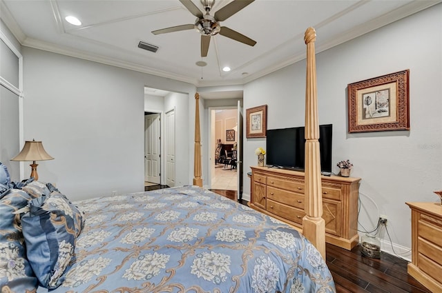 bedroom featuring wood finished floors, visible vents, baseboards, recessed lighting, and crown molding