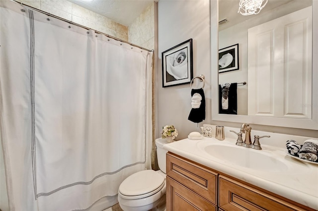 bathroom featuring a shower with shower curtain, toilet, vanity, and visible vents