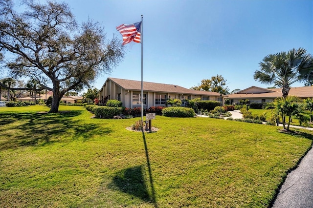 view of front of house featuring a front lawn