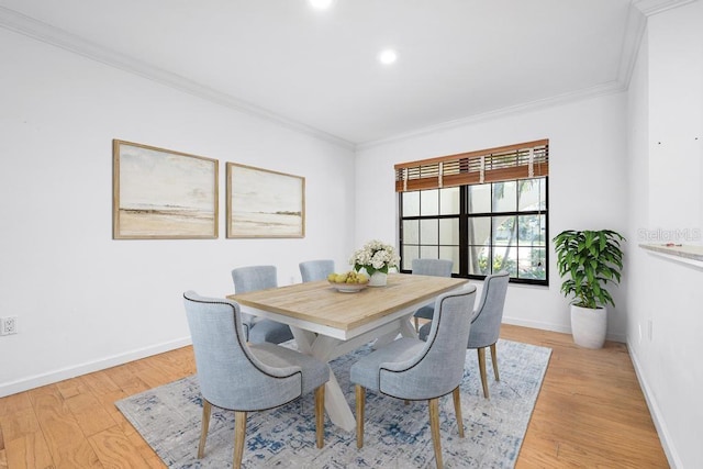 dining area featuring crown molding, recessed lighting, baseboards, and light wood finished floors