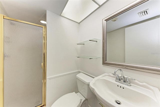 full bath featuring visible vents, a shower stall, toilet, and a sink