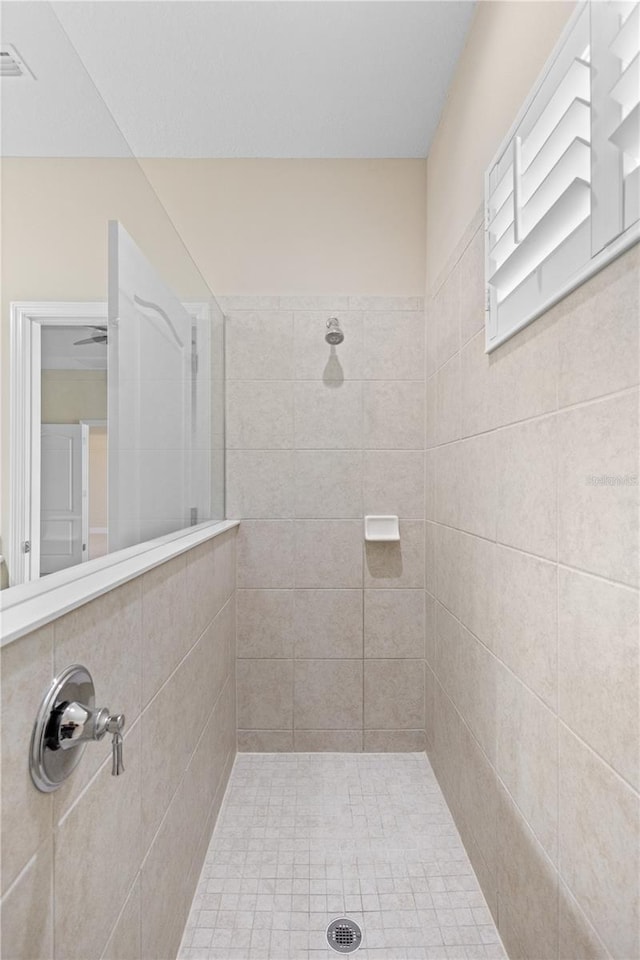 full bathroom with visible vents and a tile shower