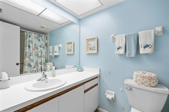 full bath featuring vanity, toilet, a shower with curtain, and visible vents