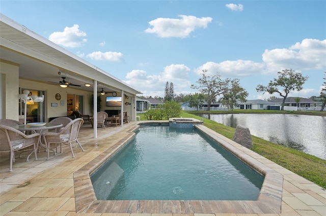 view of swimming pool featuring outdoor dining area, a pool with connected hot tub, a ceiling fan, and a patio area