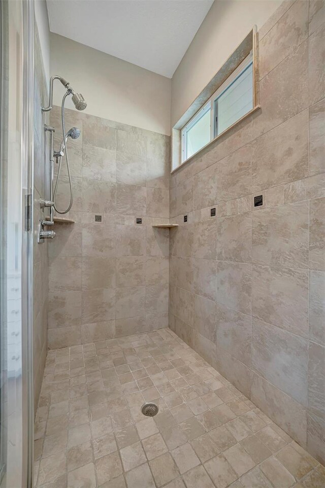 bathroom featuring tiled shower