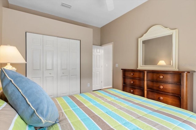 bedroom featuring a ceiling fan, visible vents, and a closet