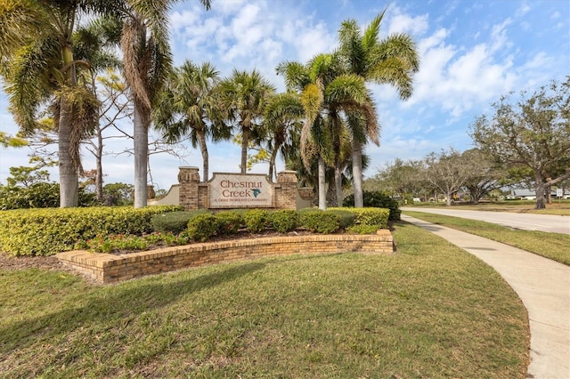 community / neighborhood sign featuring a yard