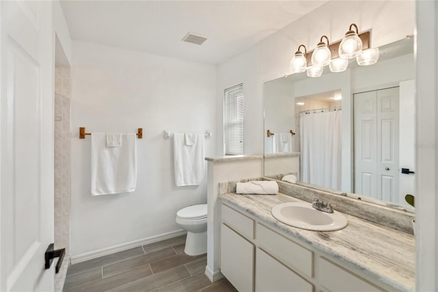 full bath with vanity, visible vents, baseboards, curtained shower, and toilet