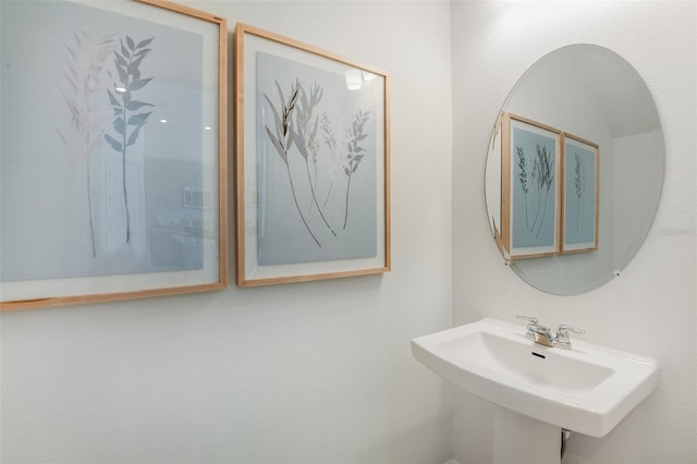 bathroom featuring a sink