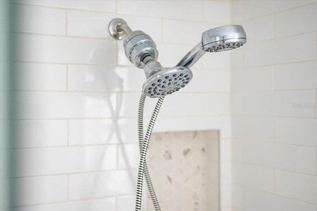 details featuring tiled shower