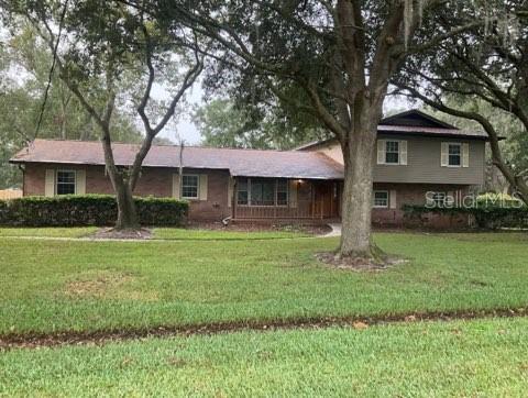 tri-level home featuring a front yard