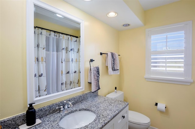 full bathroom featuring vanity, a shower with curtain, baseboards, recessed lighting, and toilet