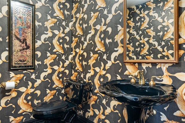 7300 Wax Myrtle Way, Sarasota, FL 34241 - half bath featuring toilet and wallpapered walls