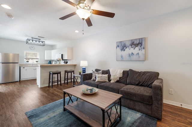 living area featuring recessed lighting, dark wood-style floors, baseboards, and ceiling fan