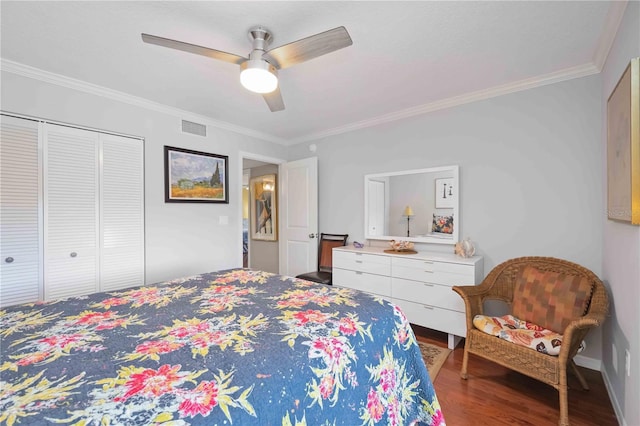 bedroom featuring visible vents, crown molding, ceiling fan, wood finished floors, and a closet