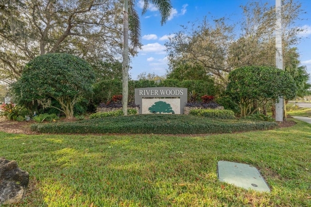 community sign featuring a yard