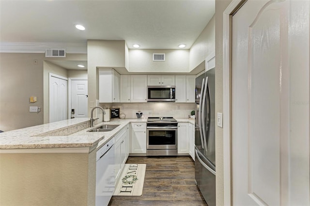 kitchen featuring dark wood finished floors, visible vents, stainless steel appliances, and a sink