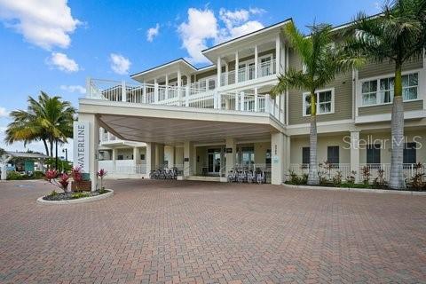 view of front of property featuring decorative driveway