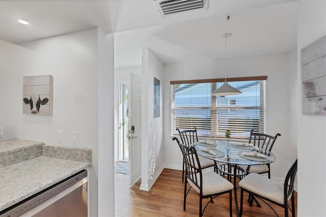 dining area featuring light wood finished floors, visible vents, recessed lighting, and baseboards