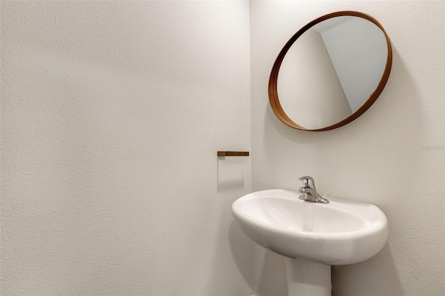 bathroom featuring a sink