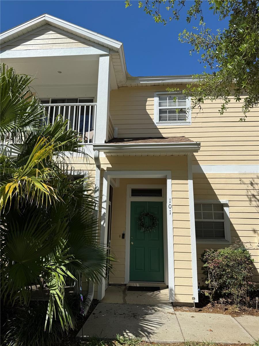 property entrance featuring a balcony