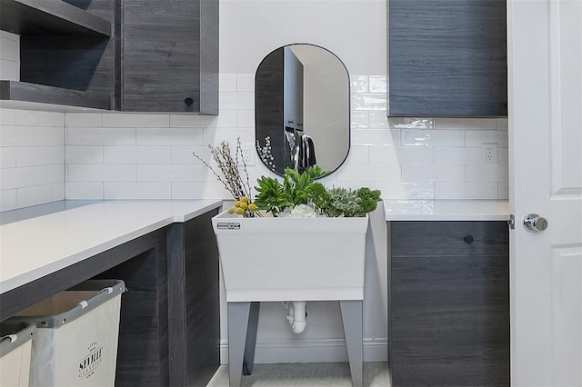 bathroom with decorative backsplash