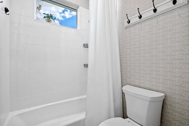 full bathroom featuring toilet and shower / bath combo