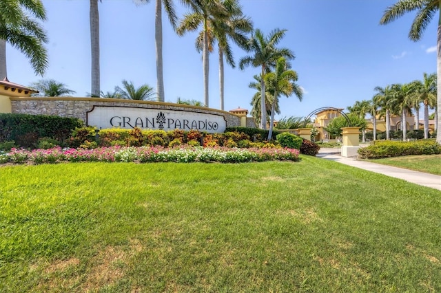 community sign featuring a yard