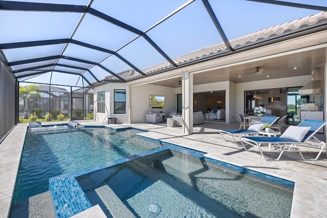 view of swimming pool featuring an outdoor living space, a patio area, a pool with connected hot tub, and ceiling fan