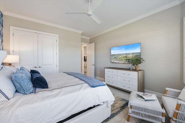 bedroom featuring a closet, a ceiling fan, crown molding, and baseboards