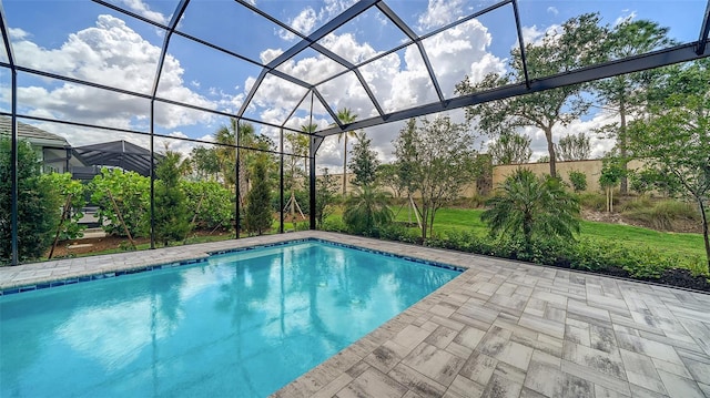 8348 Catamaran Cir, Lakewood Ranch, FL 34202 - pool with a patio and glass enclosure