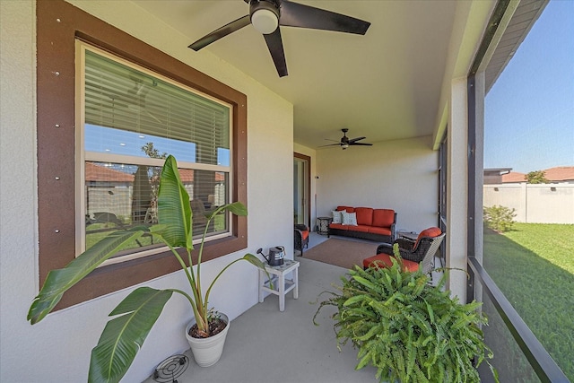 sunroom with ceiling fan