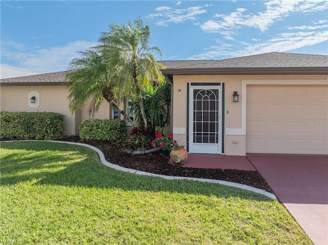 view of front of house featuring stucco siding, a front lawn, and a shingled roof