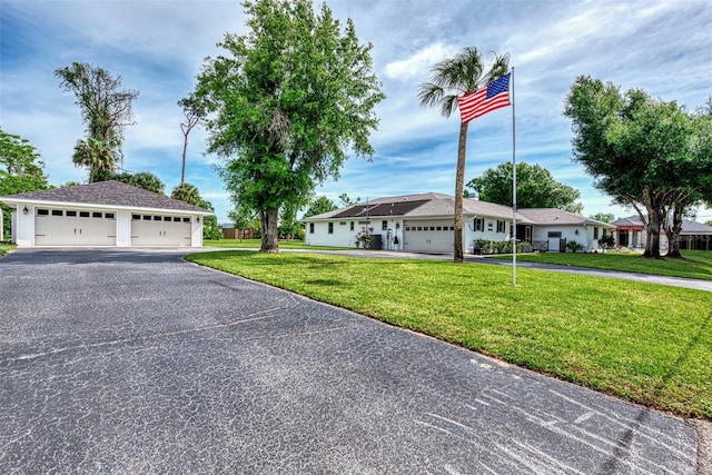 single story home featuring a front lawn