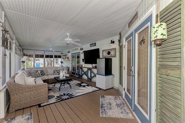 sunroom / solarium with a ceiling fan