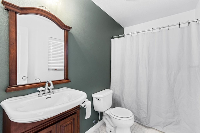 bathroom with a shower with curtain, baseboards, toilet, and vanity