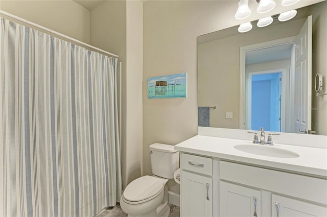 bathroom with a shower with curtain, toilet, and vanity