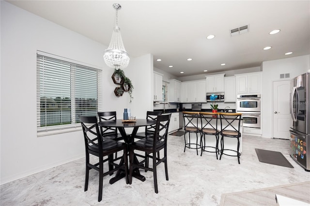 dining room with visible vents, recessed lighting, and baseboards