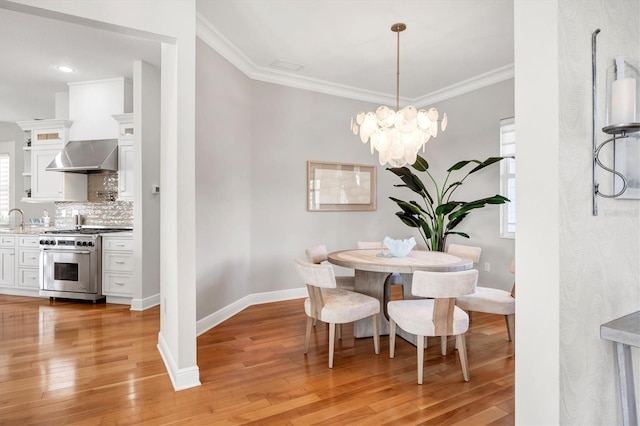 810 Siesta Dr, Sarasota, FL 34242 - dining space featuring light wood-type flooring, a chandelier, baseboards, ornamental molding, and recessed lighting