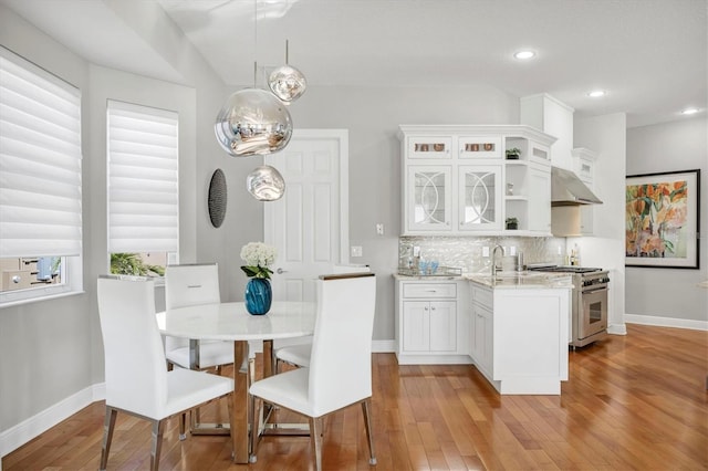 810 Siesta Dr, Sarasota, FL 34242 - dining space featuring light wood finished floors, baseboards, and recessed lighting