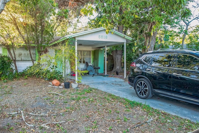 view of outdoor structure featuring a carport and driveway