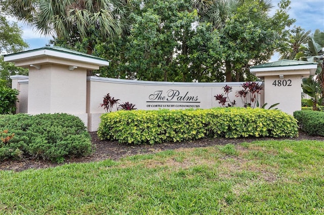 community / neighborhood sign featuring a yard