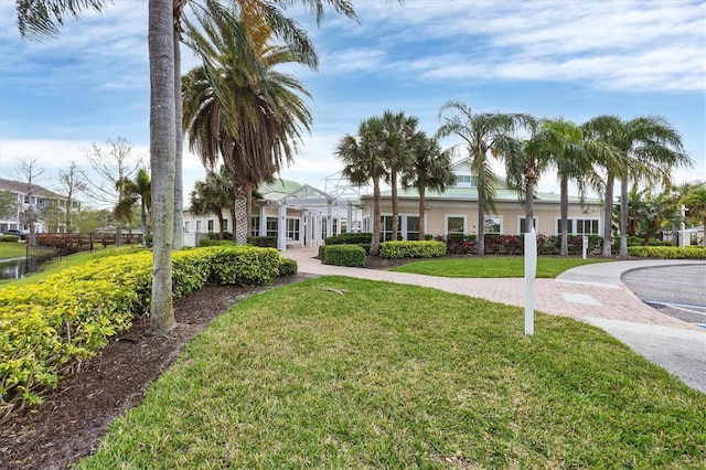 view of front facade featuring a front lawn