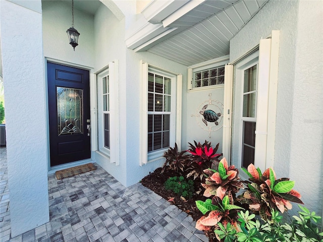 view of exterior entry featuring stucco siding