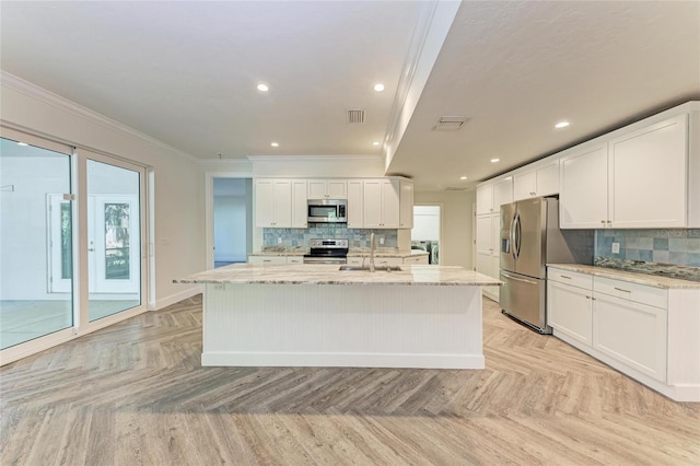 kitchen featuring a sink, stainless steel appliances, visible vents, and crown molding