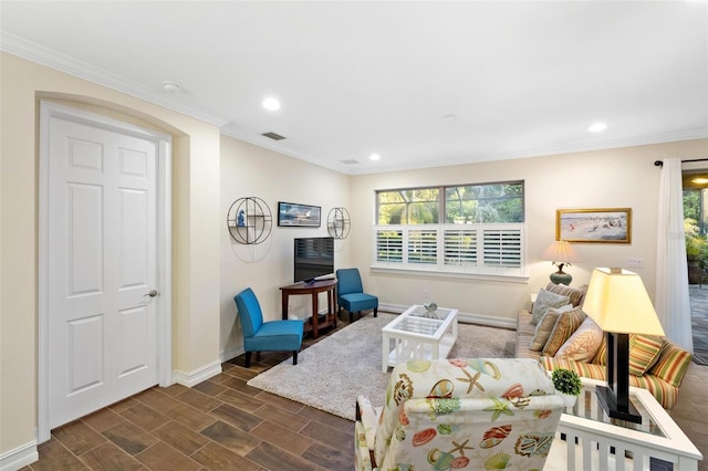 living room featuring recessed lighting, a healthy amount of sunlight, baseboards, and ornamental molding